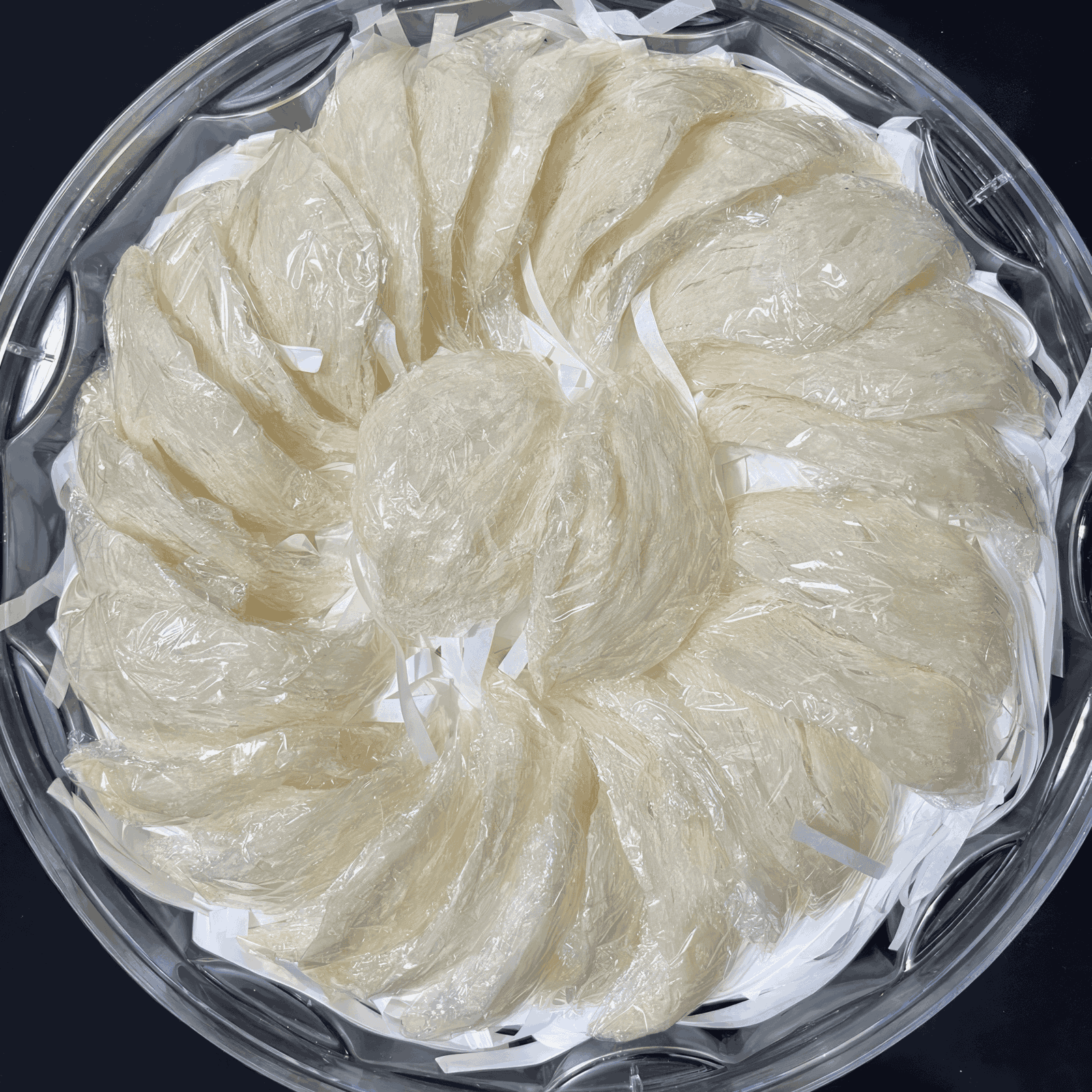 Picture of Yến Rút Lông Khô laying in a basket