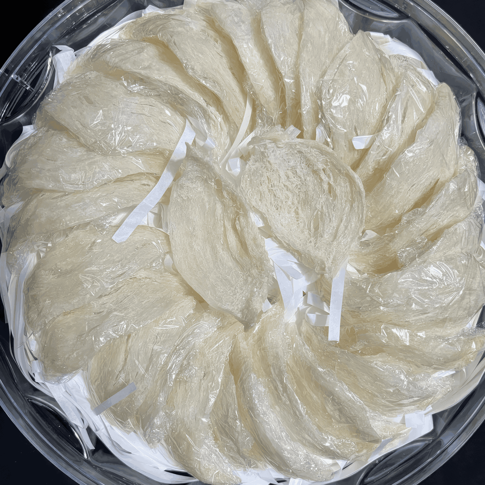 Picture of Yến Rút Lông Khô laying in a basket