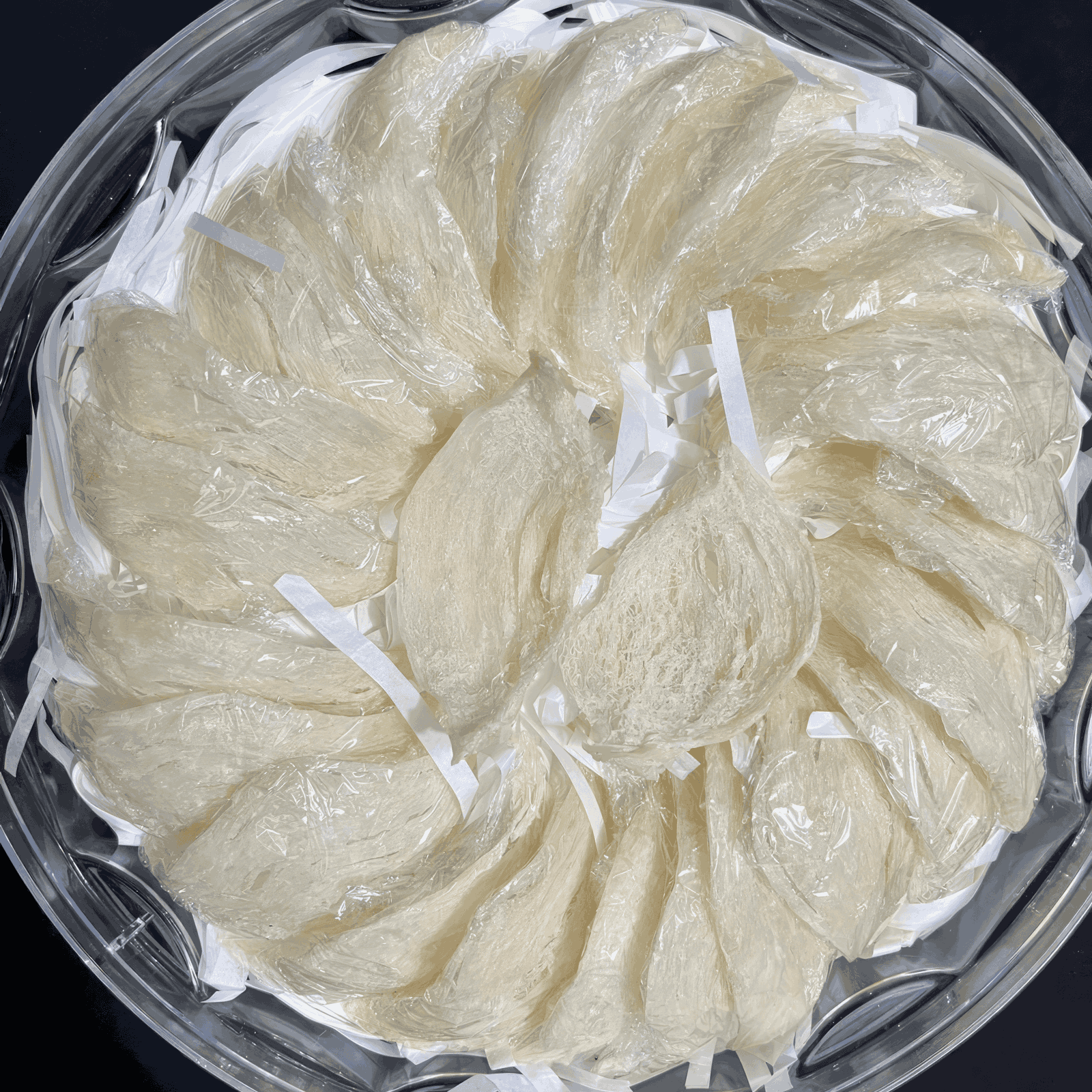 Picture of Yến Rút Lông Khô laying in a basket