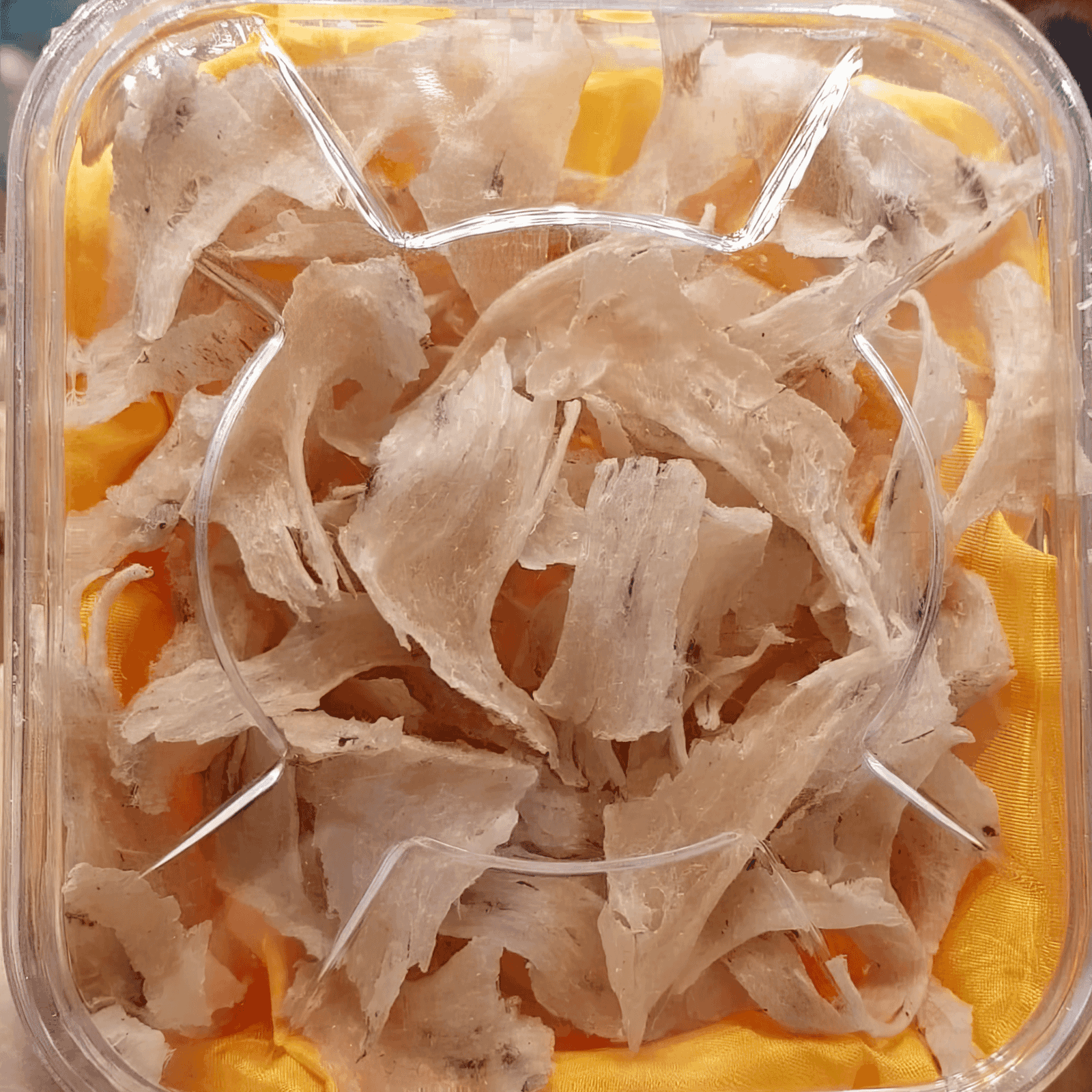 Picture of Chân Yến Rút Lông laying in a glass bowl